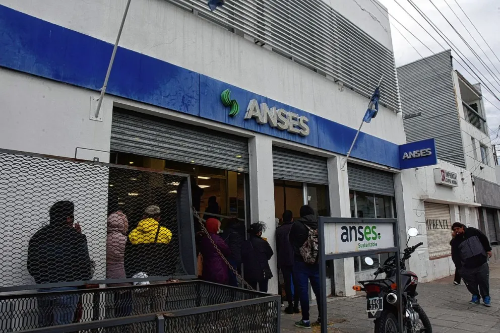 Más de 1.3 millón de jubilados y pensionados cobrarán un suplemento por la suba del SMVM