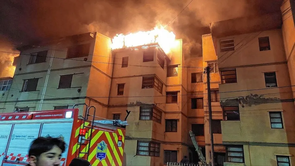 Dantesco incendio en un edificio de Río Gallegos: no hubo heridos y debieron evacuar a 30 familias