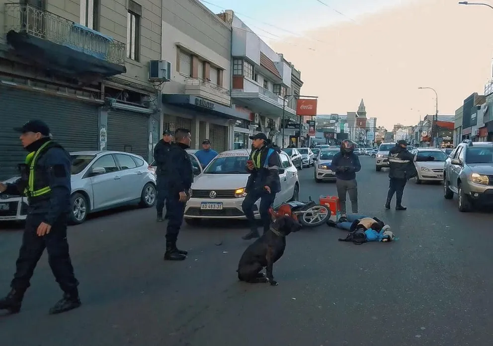Mujer atropellada por un trabajador en motocicleta en pleno centro de la ciudad