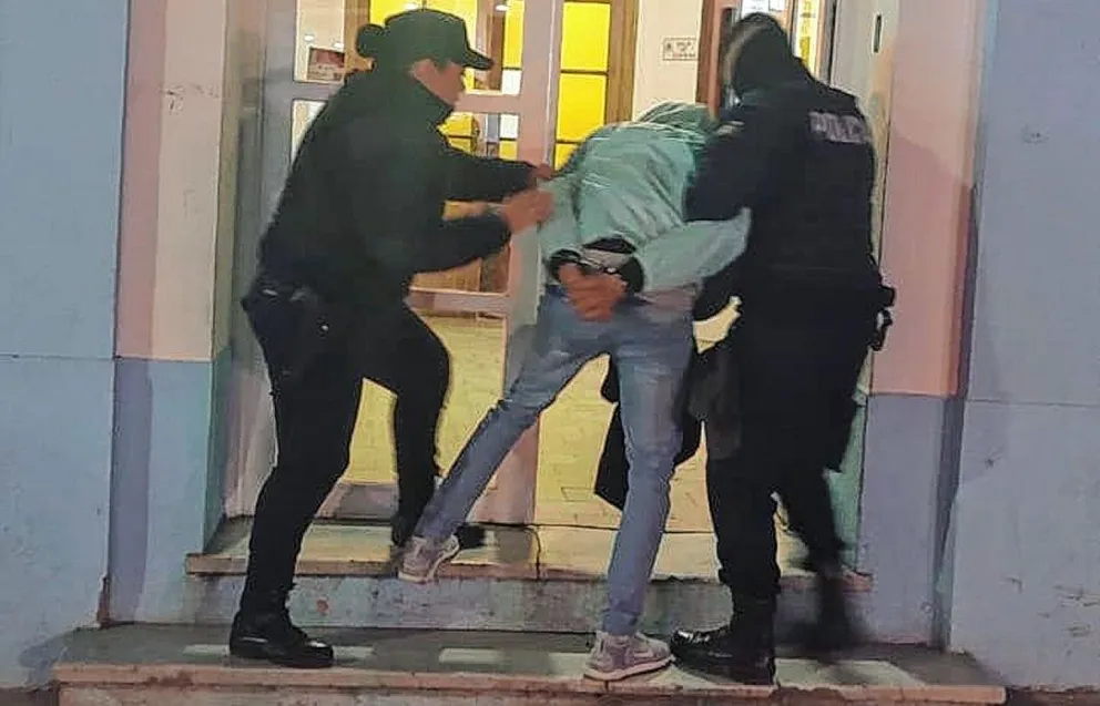 Policías fueron por dos peleadores a quienes convencieron de separarse y cada uno por su lado, pero se llevaron a otro desacatado en la puerta de un pub