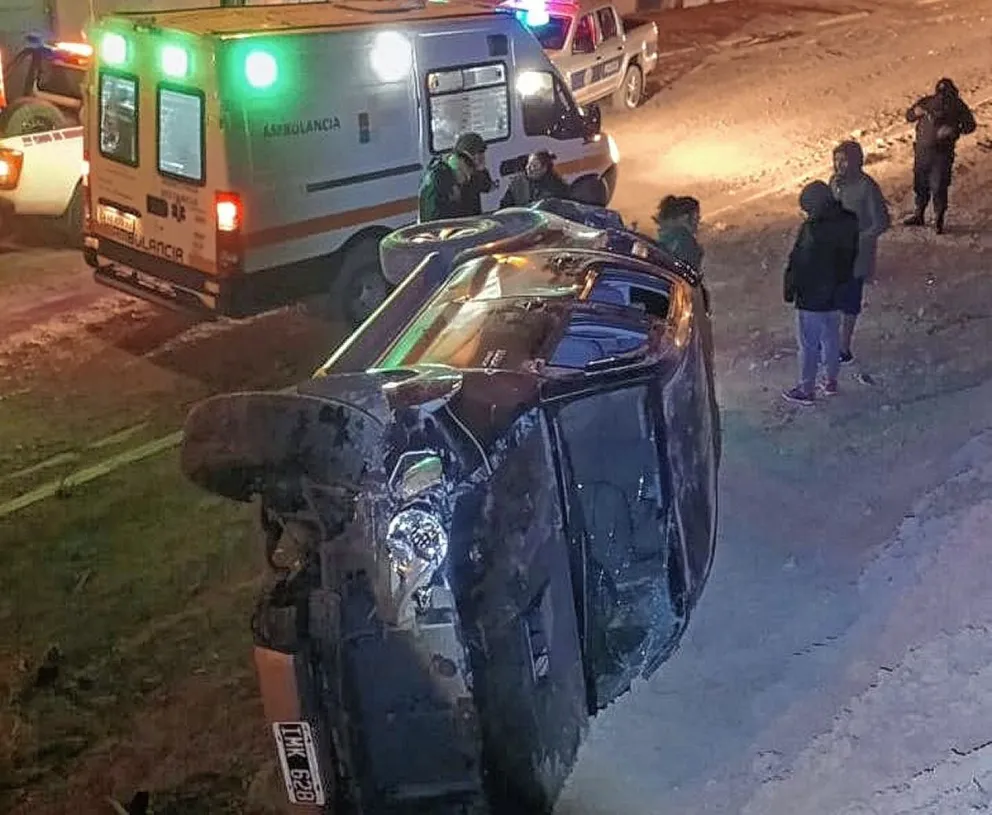Una pareja y 3 menores milagrosamente ilesos tras un vuelco de camioneta en Fracción 14