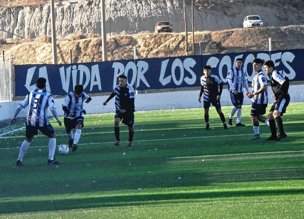 Goleada "ferroviaria" en el estreno del césped sintético