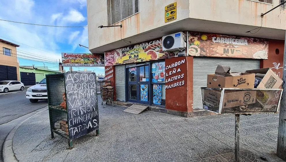 Balearon a un hombre en un intento de robo en un almacén de barrio San Cayetano