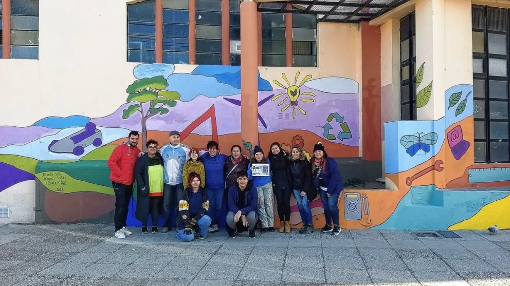 Embellecieron una escuela del centro de la ciudad con coloridos murales