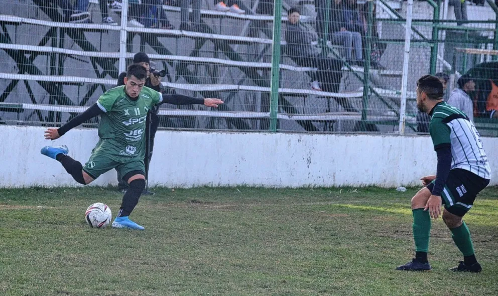 Petroquímica debutó con una buena victoria