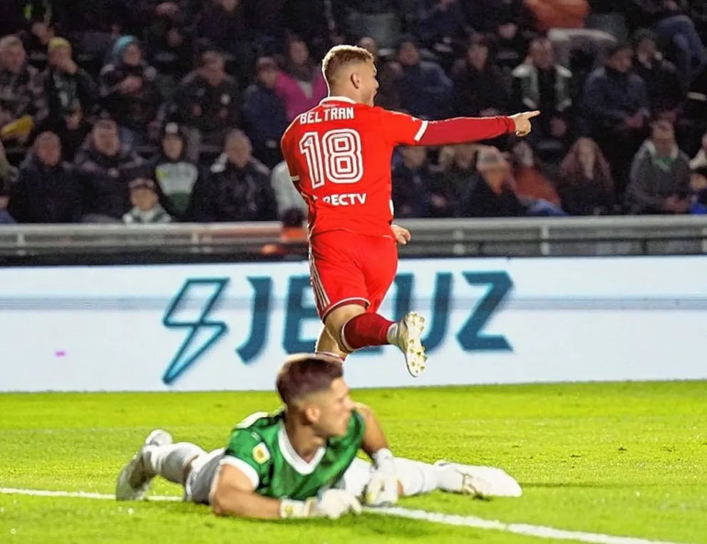 River goleó a Banfield como visitante y se aleja en la cima del campeonato