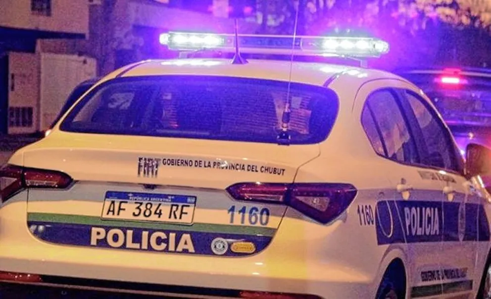 Atacaron a tiros desde un auto a dos hermanos con pistolas 9 milímetros y los dejaron gravemente heridos