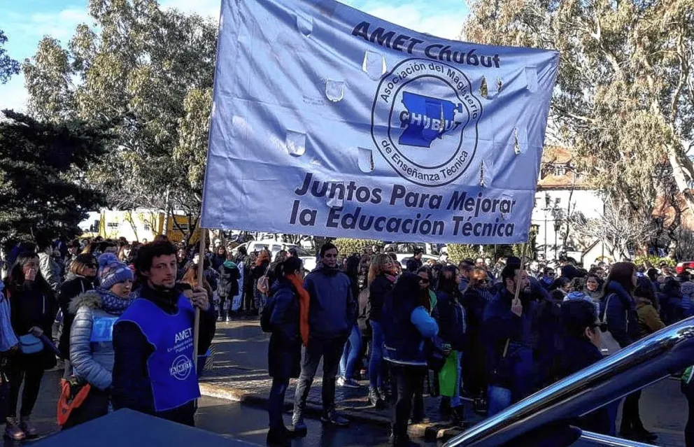 Educación en Chubut: Trabajadores  de AMET van al paro por 48 horas