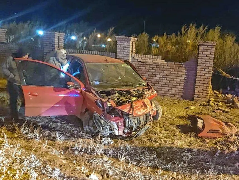 Pico Truncado: dos menores de 15 años se salvaron de milagro tras chocar su automóvil con un paredón