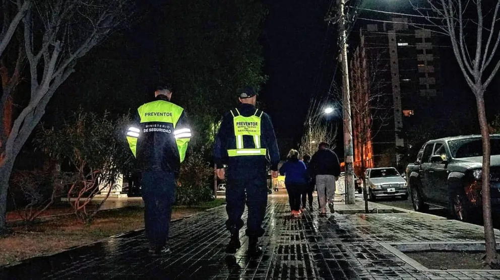 Trelew: La Policía afirma que la falta de iluminación de las plazas no contribuye a la prevención de delitos