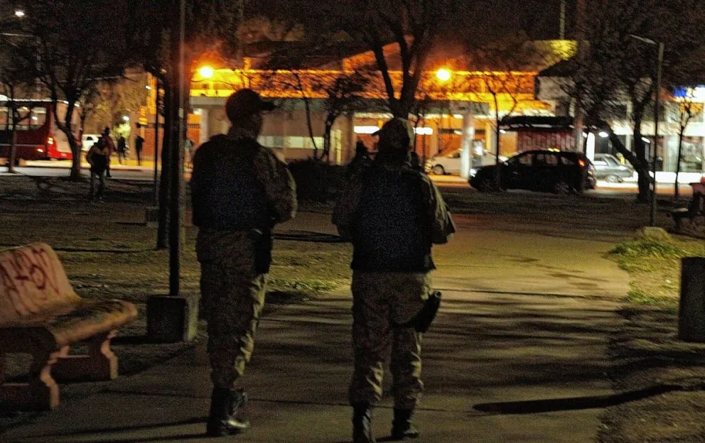 Apuñalan a joven ciclista en la calle para robarle el teléfono celular de su novia