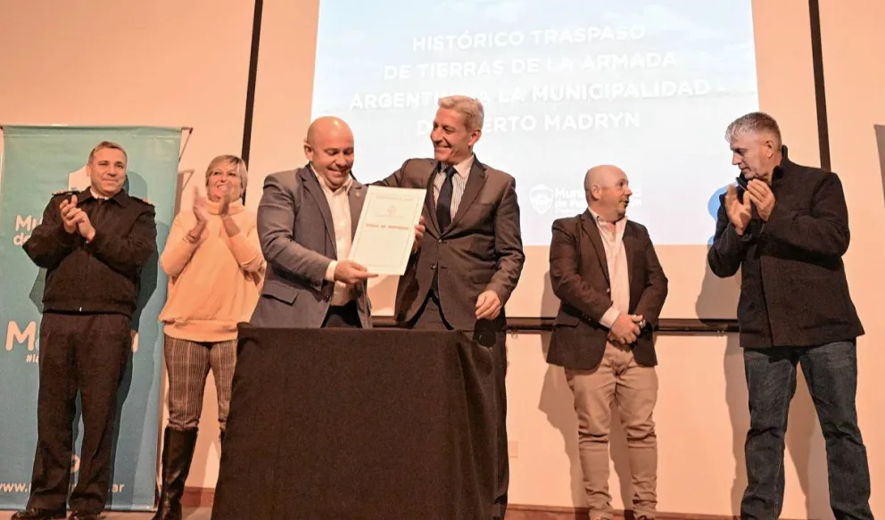 Arcioni entregó el título de propiedad de las tierras que la Armada Argentina cedió a Puerto Madryn