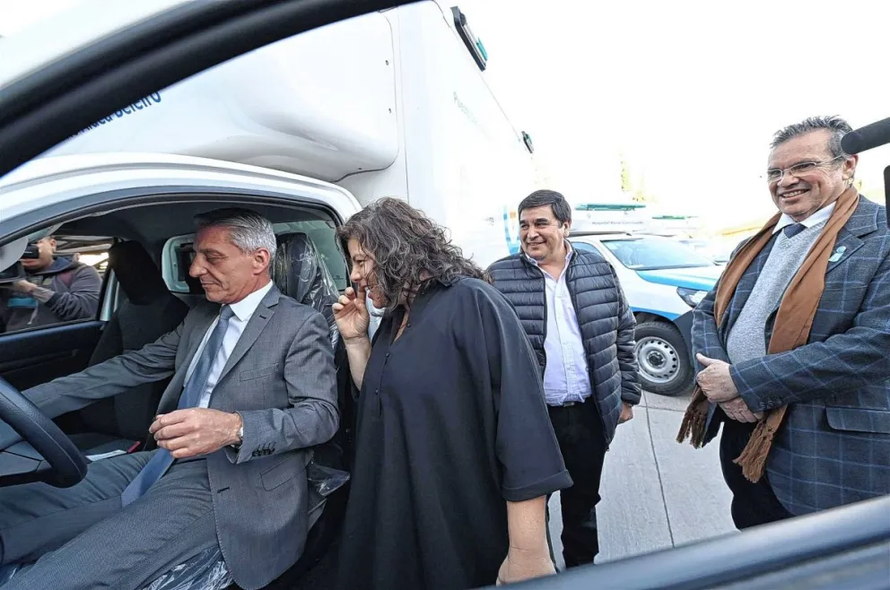 Arcioni y Vizzotti entregaron equipamiento y ambulancias 4x4 a distintos hospitales de la Provincia