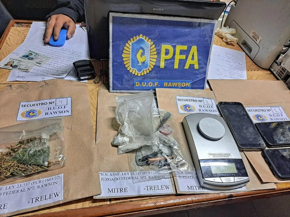 Con 9 allanamientos, secuestro de drogas, armas y dinero Ilegal, la Federal desbarató en Trelew una banda narco