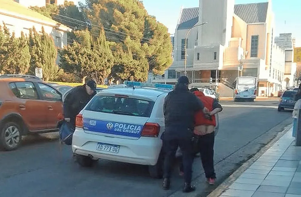 Por “quedarse” con 4 barras de chocolates de un kiosco lo bajaron del colectivo y marchó preso