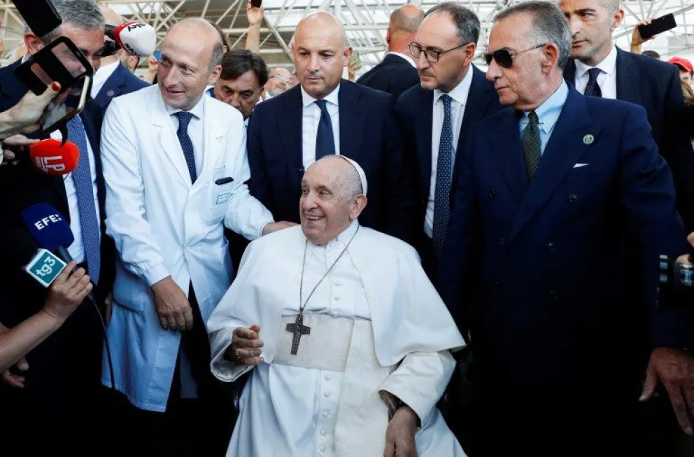 El Papa Francisco abandonó el hospital: "Gracias, recen por mí, sigo vivo"