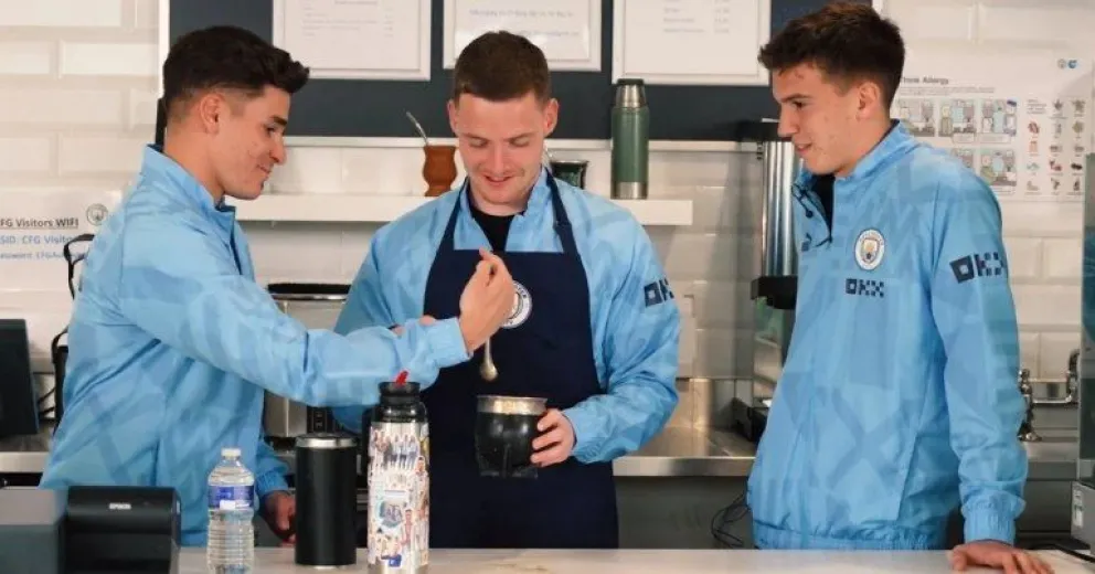 El divertido video de Julián Álvarez y Máximo Perrone enseñando a preparar mate en el Manchester City