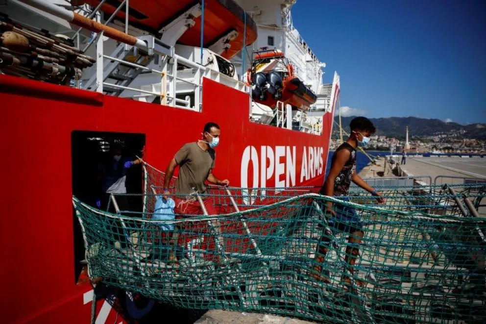 Rescataron a más de un centenar de migrantes que navegaban en una balsa de madera en el Mediterráneo