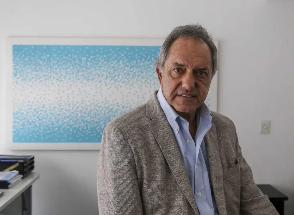 Scioli firmó la documentación para presentar la lista a su precandidatura presidencial