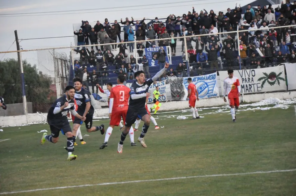 Newbery goleó a Huracán