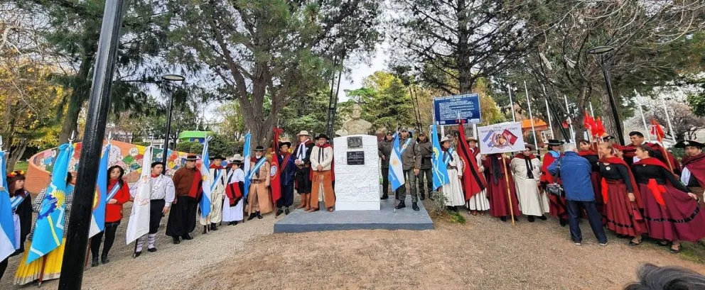 Colorido recordatorio del general Martín Miguel de Güemes en Km. 3
