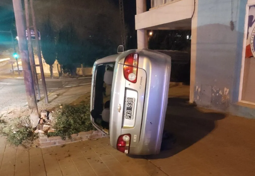 Conducía alcoholizado y volcó su vehículo