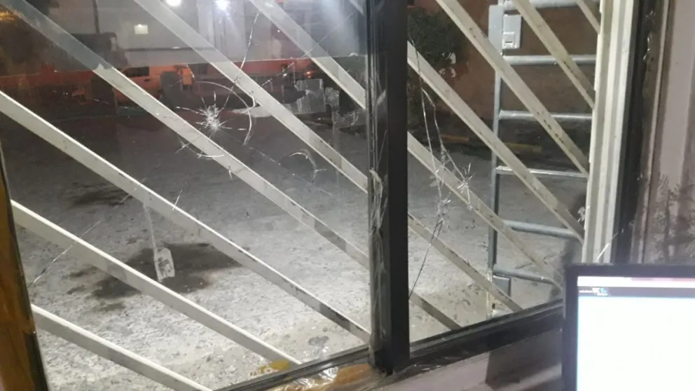 Dos detenidos luego de romper a piedrazos los cristales de una remisería 