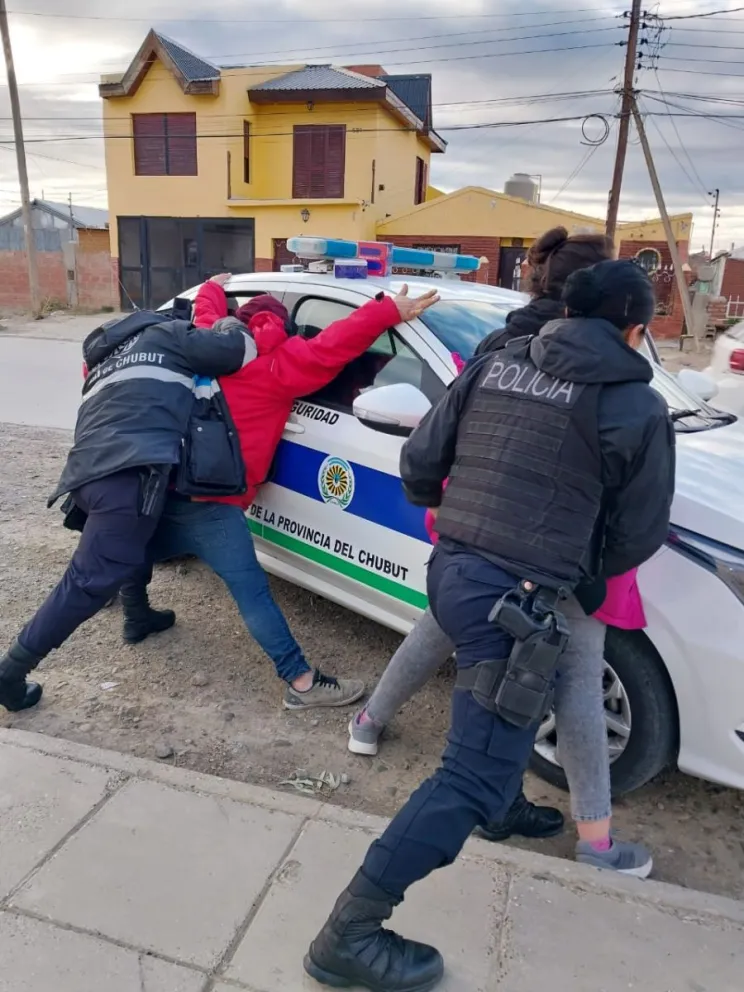 Una pareja fue detenida luego de hurtar perfumes de una farmacia 