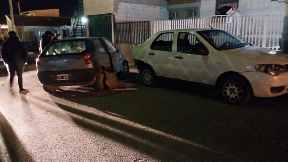 Estaba alcoholizado y chocó contra dos vehículos estacionados 