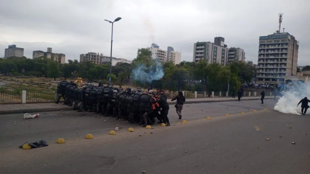Incidentes en Jujuy: quisieron prender fuego la Legislatura mientras se trataba la reforma Constitucional