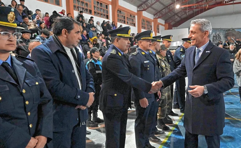 En el Día de la Bandera, Arcioni tomó juramento a 131 futuros agentes y oficiales de la Policía del Chubut