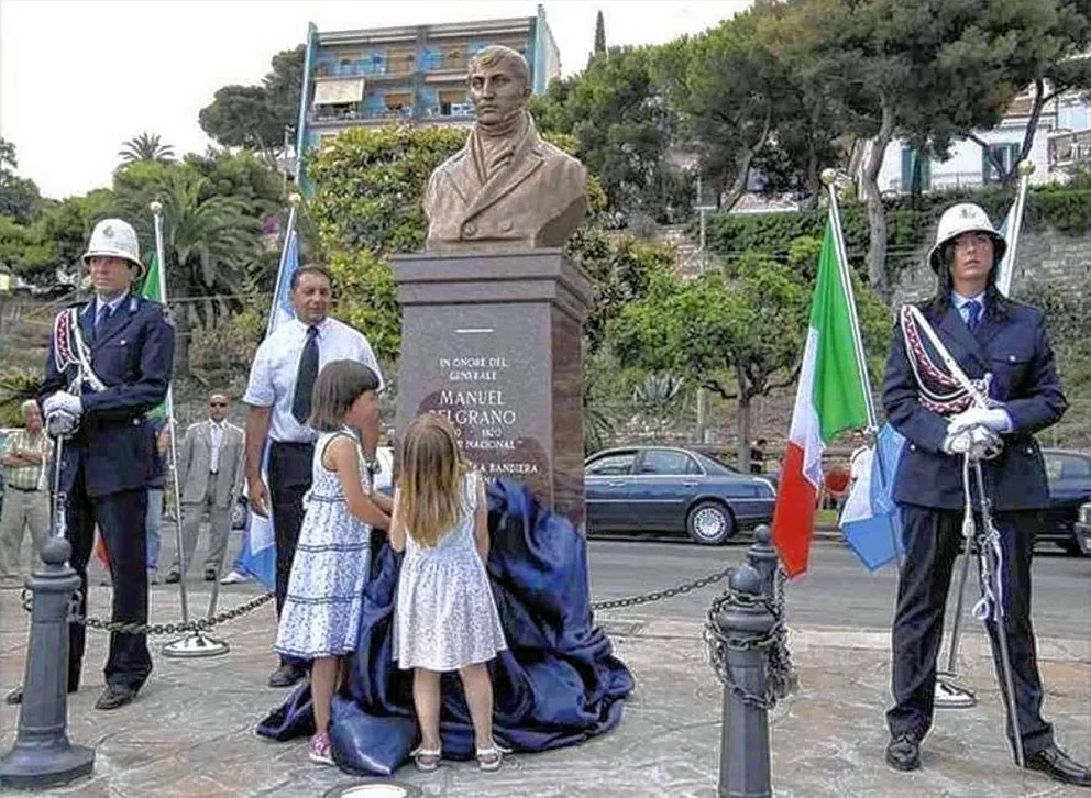 Celebración especial en un pueblito italiano por el Día de la Bandera