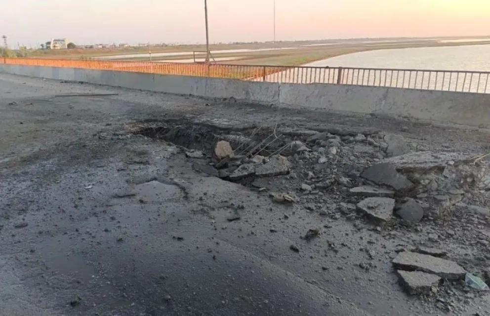 Guerra: Ucrania dañó el puente que une Crimea con el continente