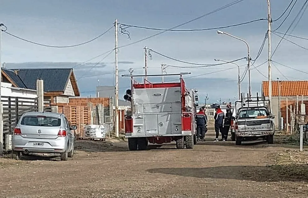 Bomberos sofocaron principio de incendio en dos viviendas por desperfecto en cable de alta tensión
