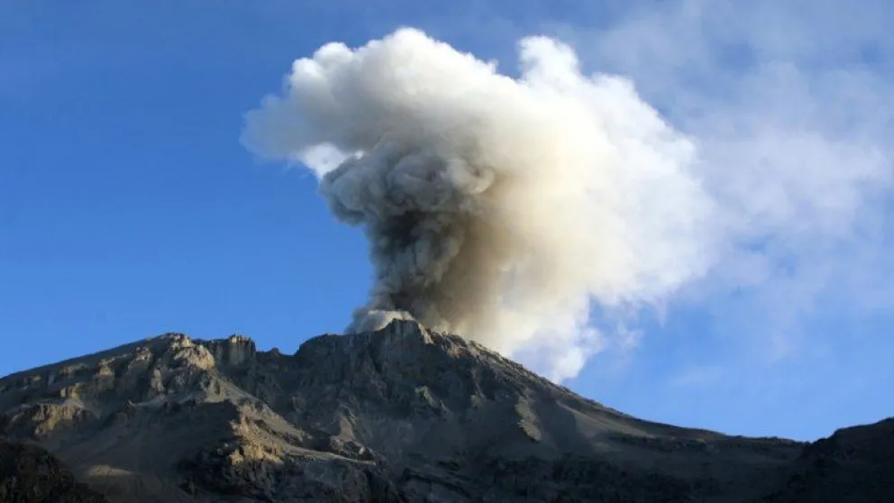Alerta en Perú porque el volcán Ubinas entró en proceso de erupción