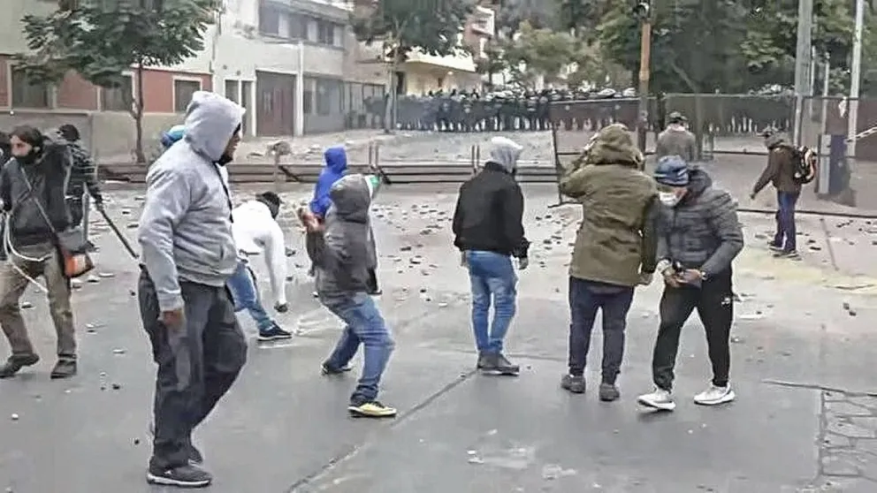 ADEPA expresó su consternación por la violencia en Jujuy y subrayó: "El respeto de las instituciones preserva la libertad"