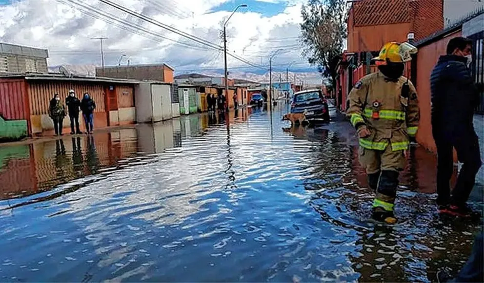 Torrenciales lluvias causan destrozos y dejan más de 3.000 aislados en Chile