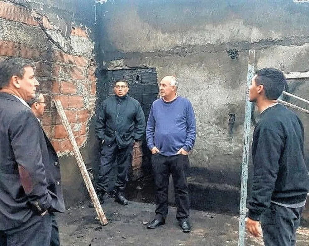 El Gobierno asistirá con recursos materiales al efectivo policial y familia que perdieron su casa en un incendio