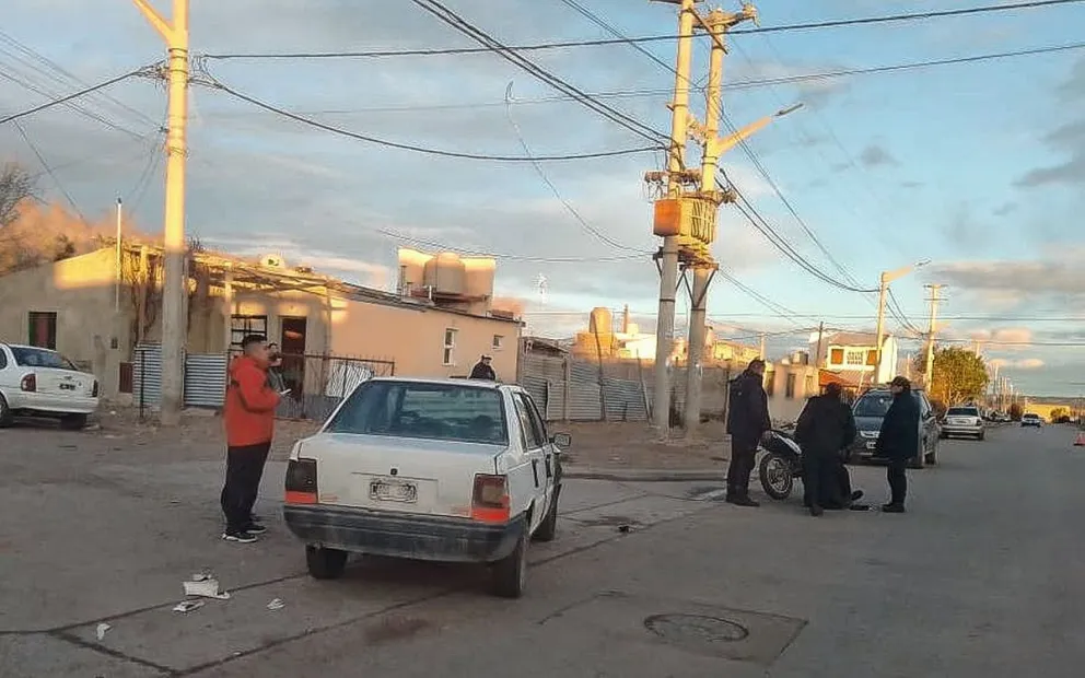 Policía en moto choca con un auto cuando iba al trabajo y termina en el hospital